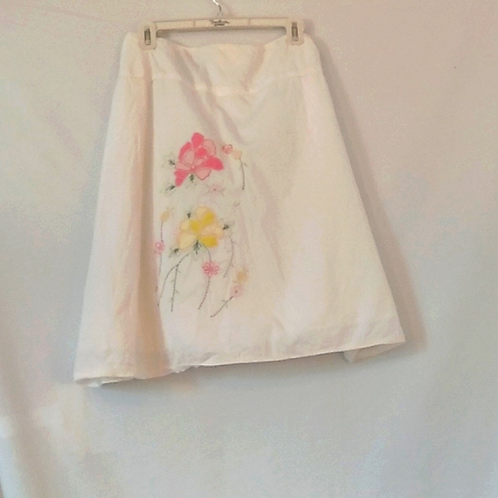 Women's size 20 Lane Bryant skirt, white with floral embroidery